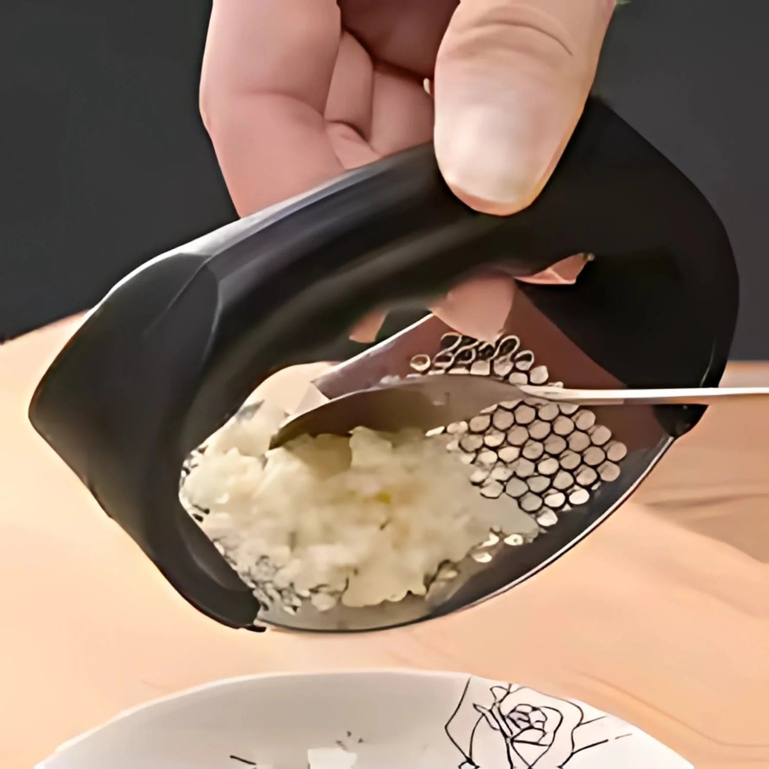 Manual   Garlic Press Garlic Crusher &amp; Mincer Tool for Kitchen Use xtreme china